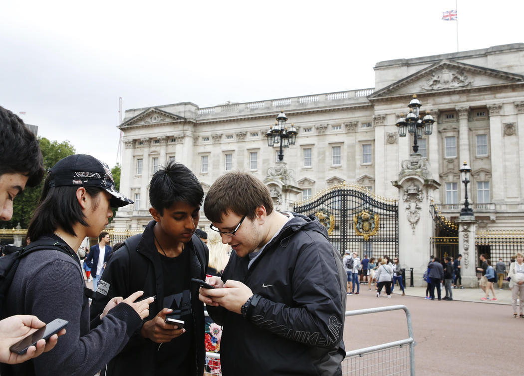 Cazando Pokémons delante de Buckingham Palace