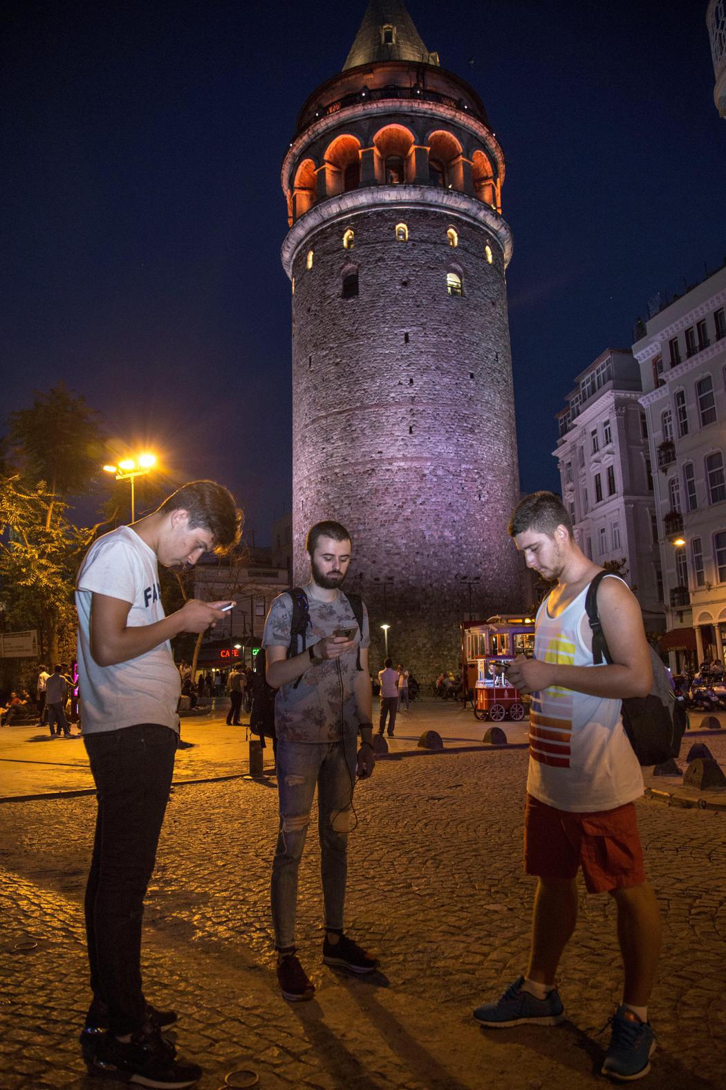 Pokémon Go a los pies de la Torre Galata de Estambul