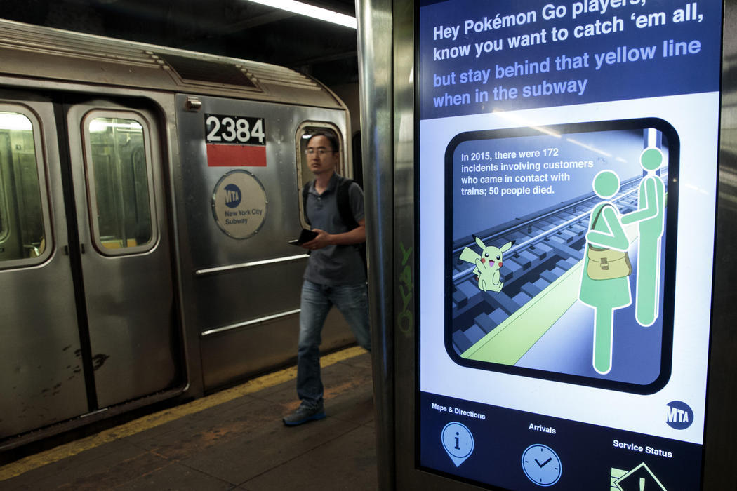 Un aviso en el Metro de Nueva York disuade a los pasajeros de saltar al andén a por Pokémon