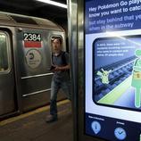 Un aviso en el Metro de Nueva York disuade a los pasajeros de saltar al andén a por Pokémon