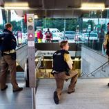 La policía bloquea una entrada de metro cercana al tiroteo