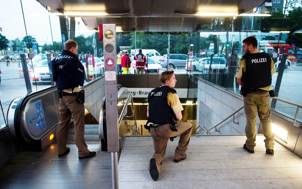 La policía bloquea una entrada de metro cercana al tiroteo