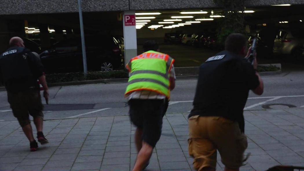 Policías entran en el parking del centro comercial en busca de los autores del tiroteo