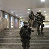 La policía controla el metro alrededor del centro comercial
