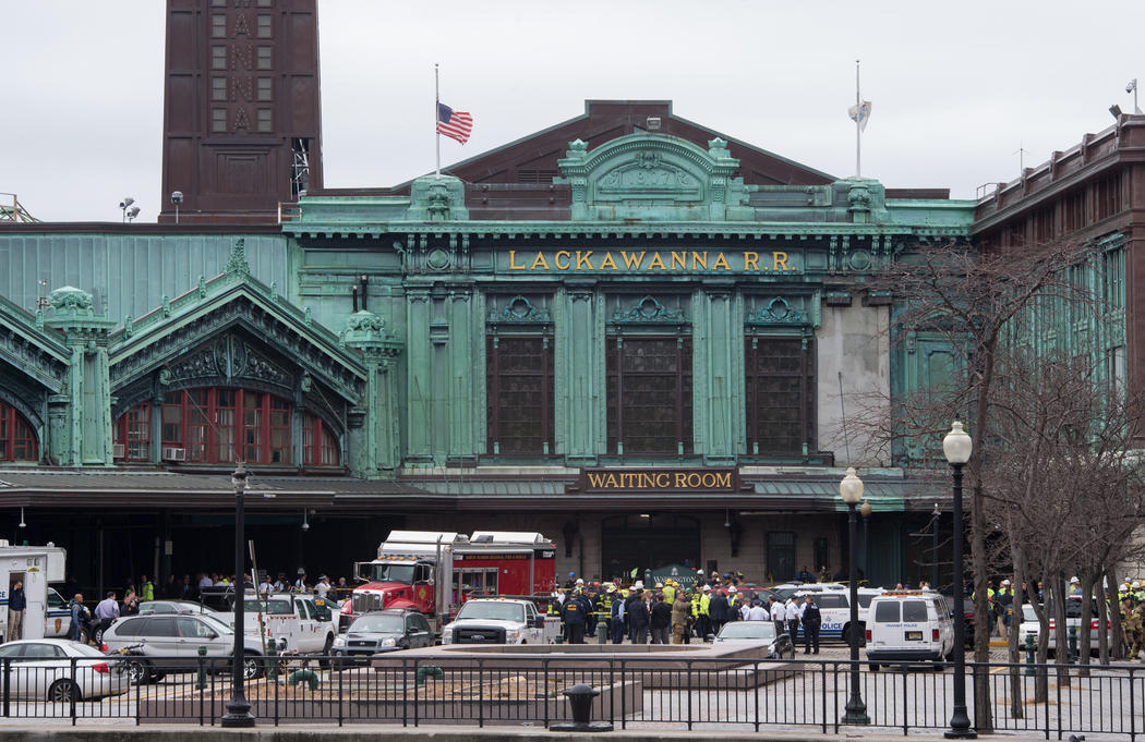 Los equipos de emergencia acuden a la estación de Nueva Jersey