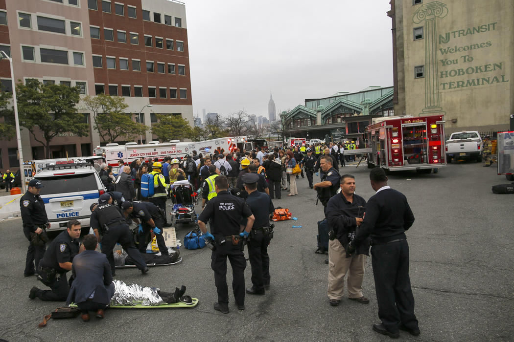 Policía y ambulancias atienden a los heridos de la estación de Hoboken