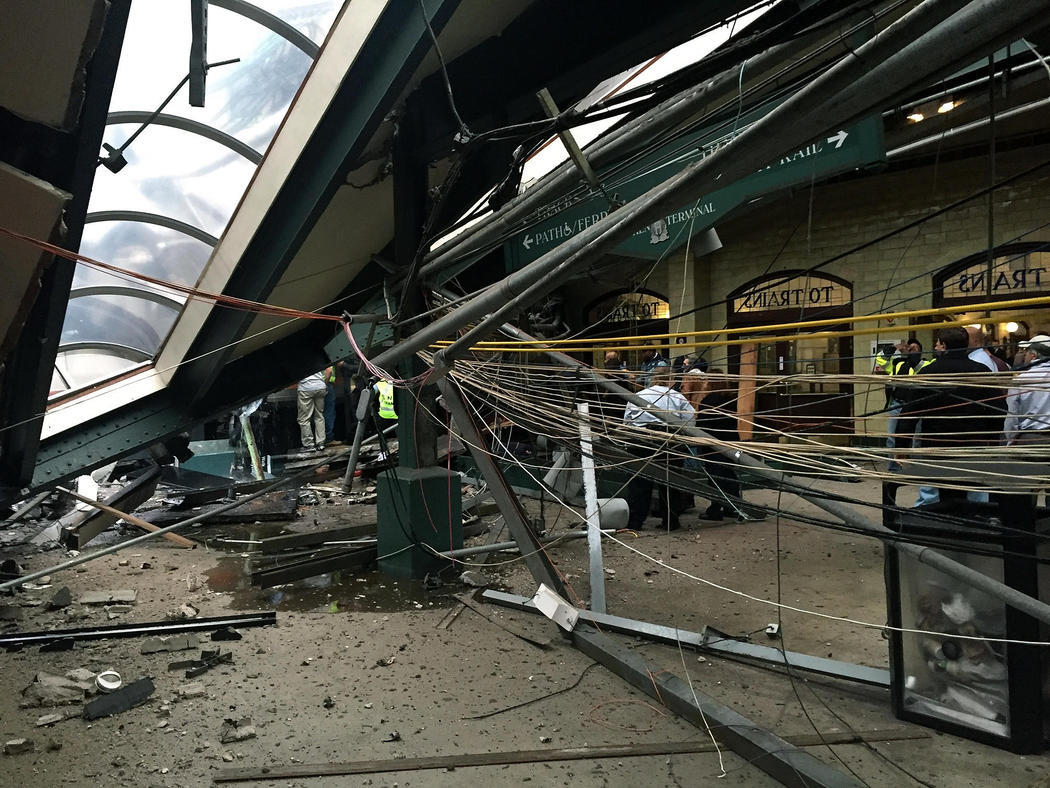 El interior de la estación de Hoboken, destrozado tras el accidente de un tren