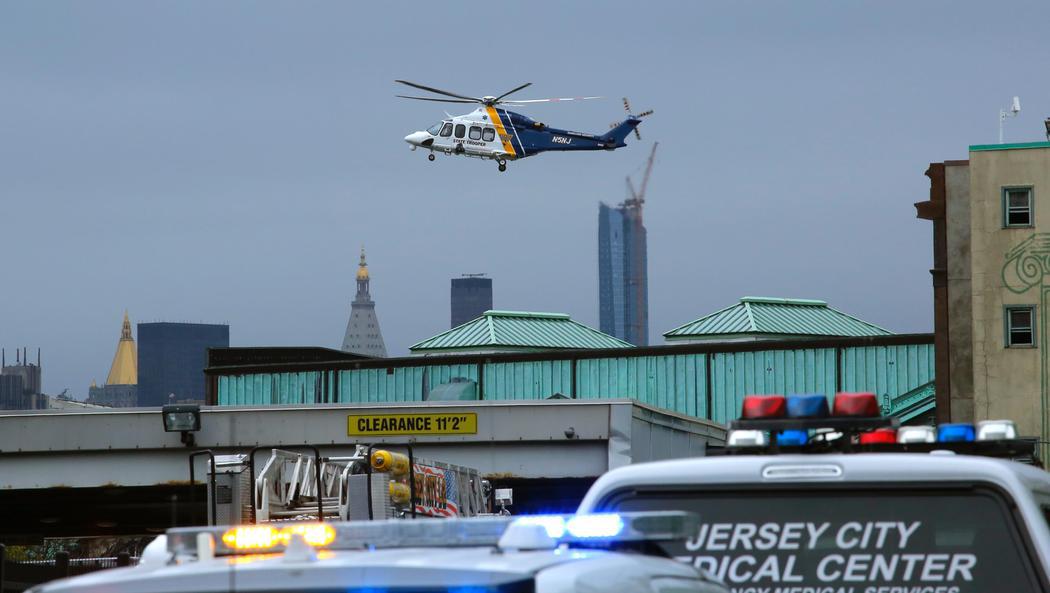 Un helicóptero de emergencia acude a la estación de Nueva Jersey