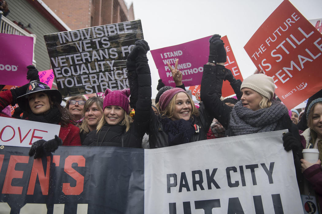 Charlize Theron en la Women's March durante el Festival de Sundance