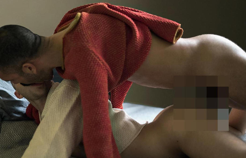 Campaña de moda con sexo explícito pero pixelando los genitales