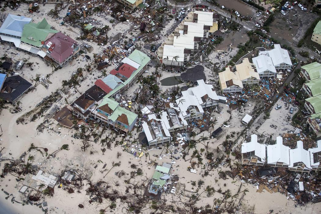 Vista aérea de la isla de San Martín tras el paso del huracán Irma