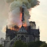 El incendio de Notre Dame formó una intensa columna de humo