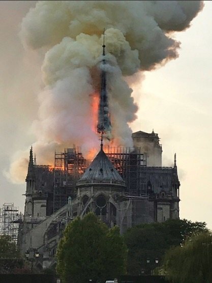 El incendio de Notre Dame formó una intensa columna de humo