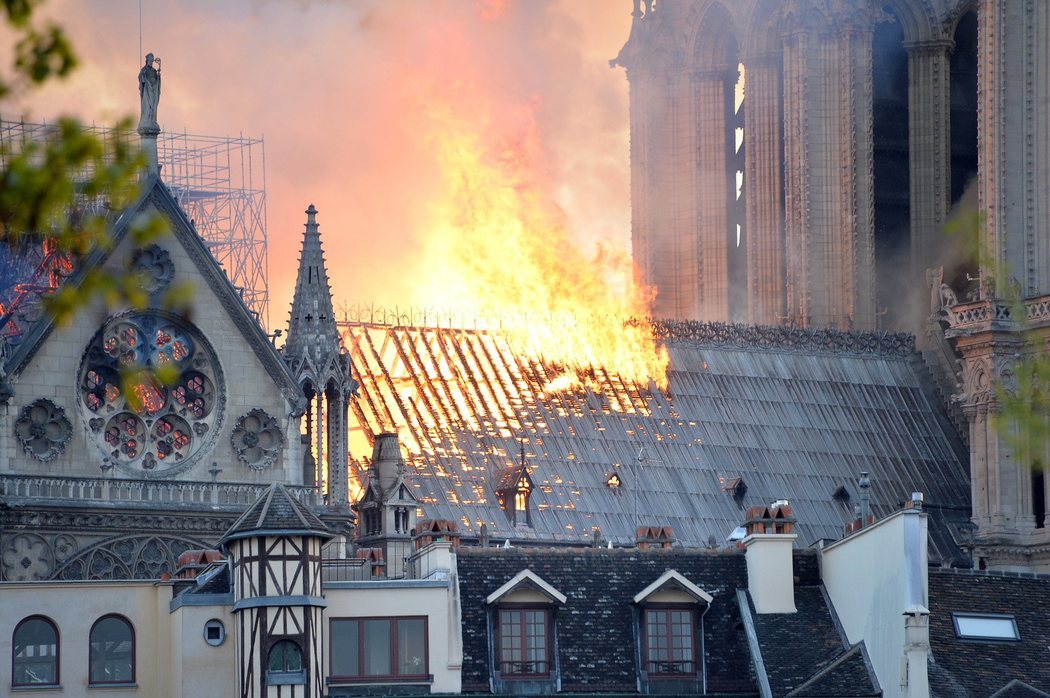 El incendio de Notre Dame devoró los tejados de la catedral