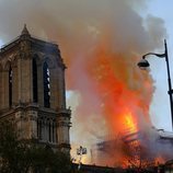 El incendio de Notre Dame se extendió con rapidez