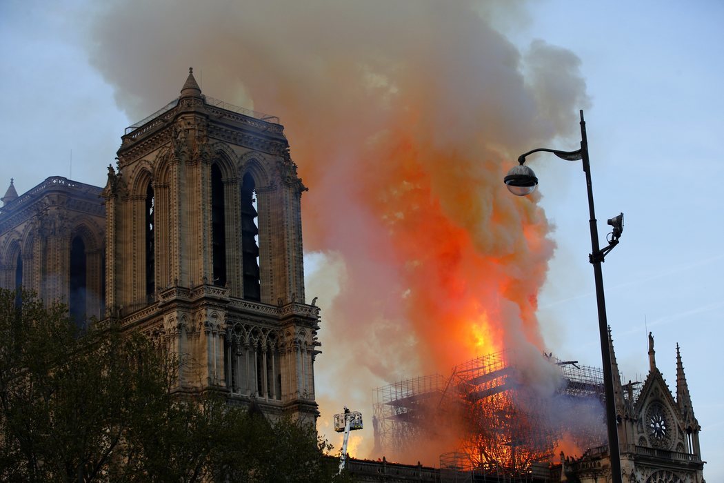 El incendio de Notre Dame se extendió con rapidez