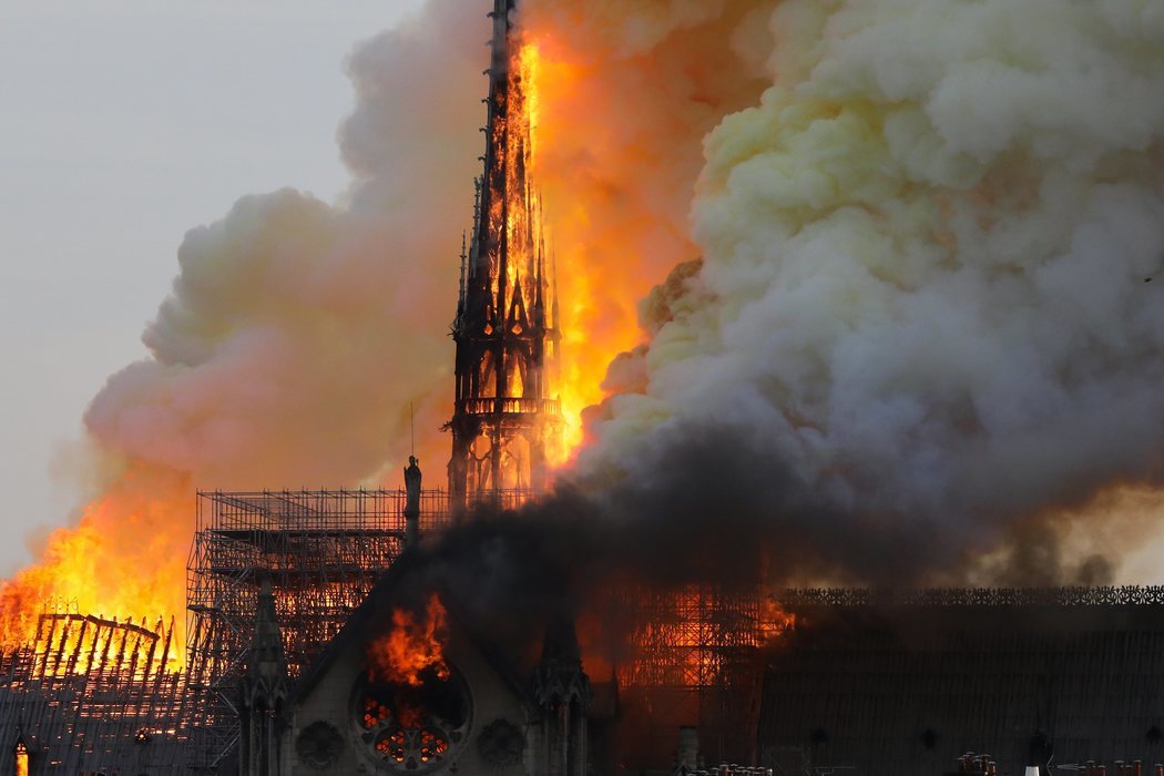 La aguja de Notre Dame, devorada por las llamas