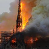 La aguja de Notre Dame, devorada por las llamas