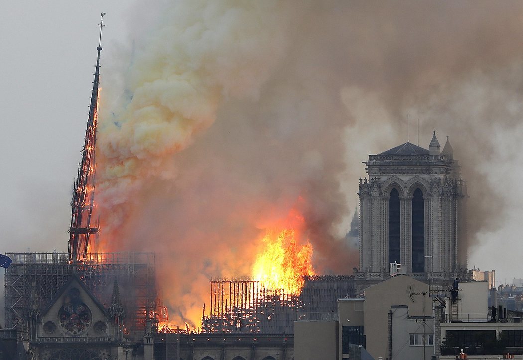 La aguja de Notre Dame cede ante las llamas