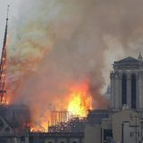 La aguja de Notre Dame cede ante las llamas