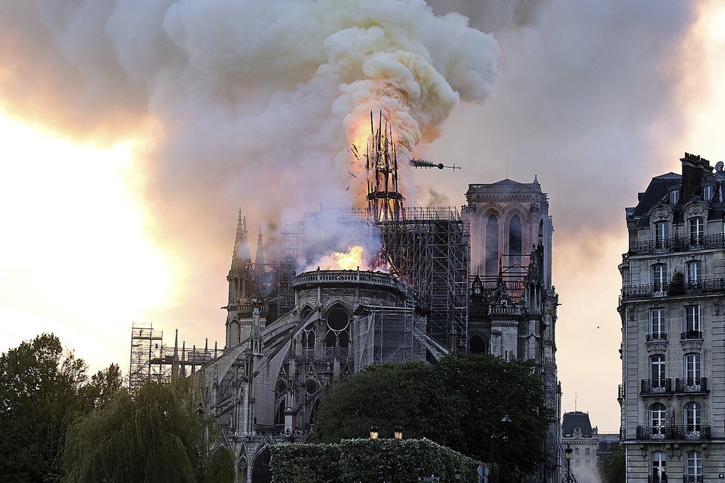 La aguja de Notre Dame cae ante el incendio