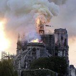 La aguja de Notre Dame cae ante el incendio