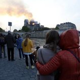 Parisinos y turistas fueron testigos del incendio que asoló Notre Dame