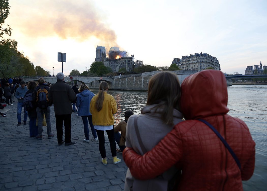 Parisinos y turistas fueron testigos del incendio que asoló Notre Dame