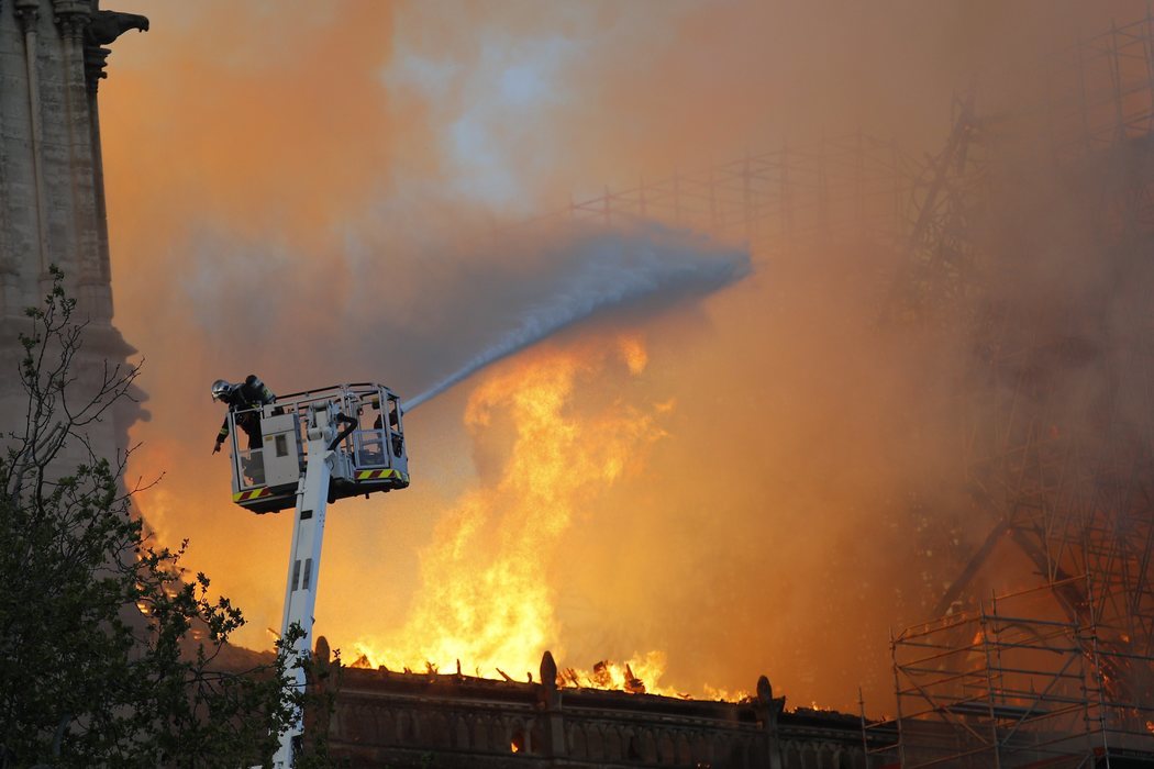 Los bomberos sofocan las llamas del incendio de Notre Dame