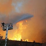 Los bomberos sofocan las llamas del incendio de Notre Dame