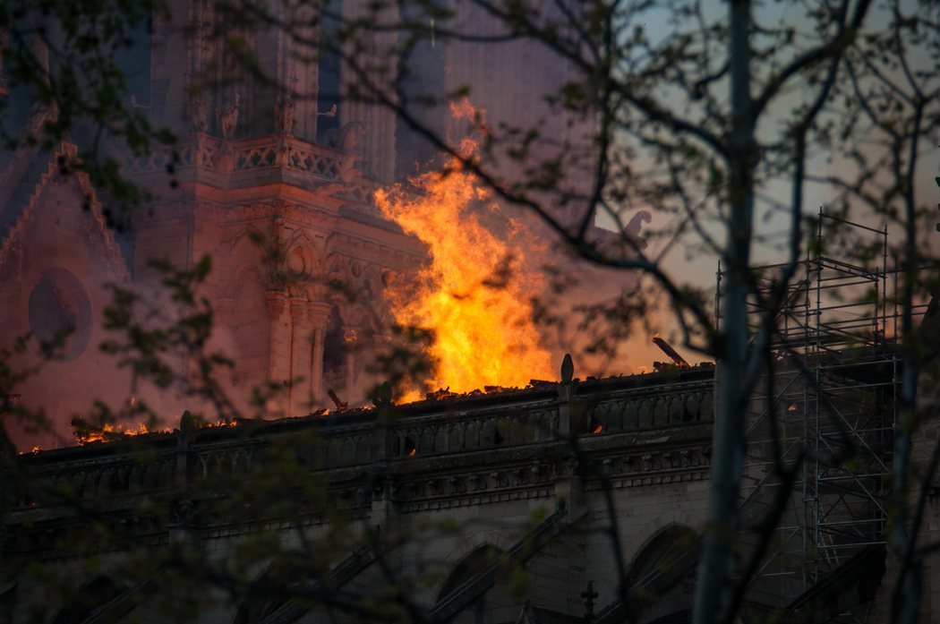 Las llamas dañaron gravemente la catedral de Notre Dame