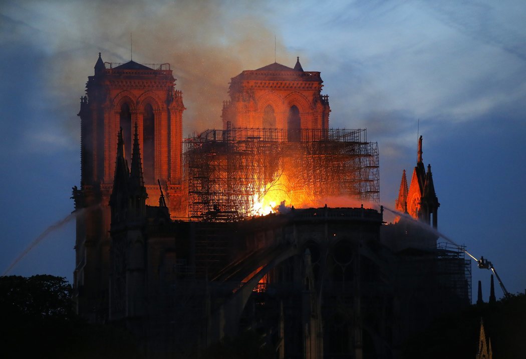 El incendio de Notre Dame se alargó durante horas