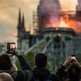 Los testigos del incendio de Notre Dame grabaron sus móviles la tragedia