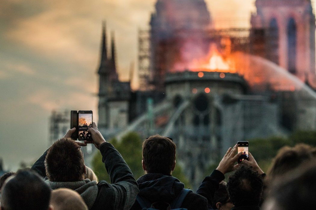 Los testigos del incendio de Notre Dame grabaron sus móviles la tragedia