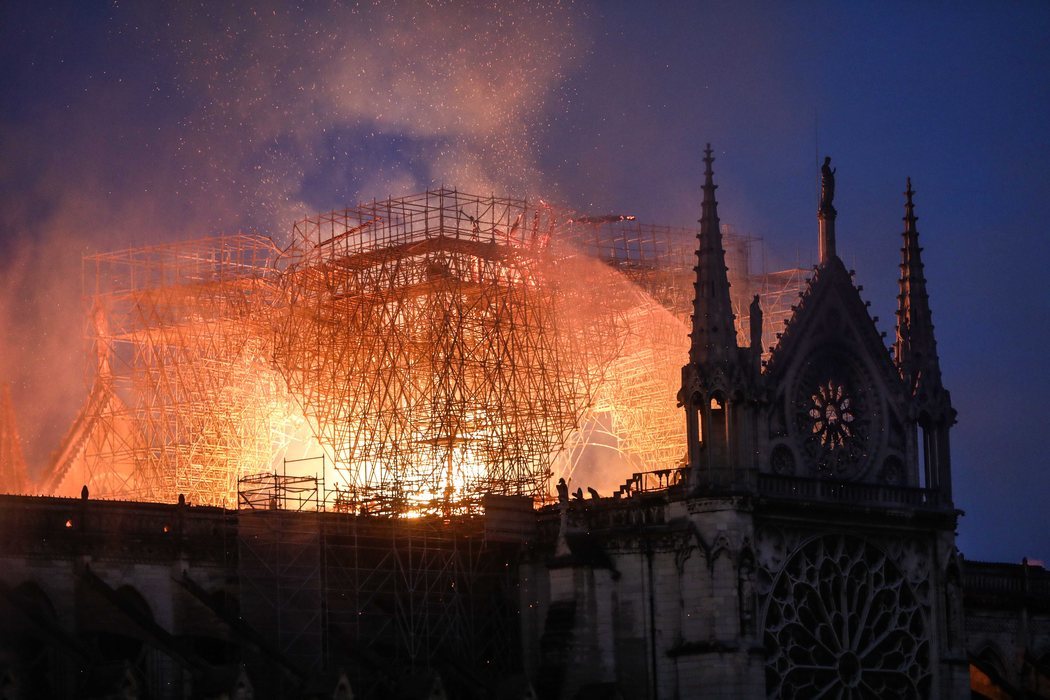 Las llamas no dieron tregua en Notre Dame