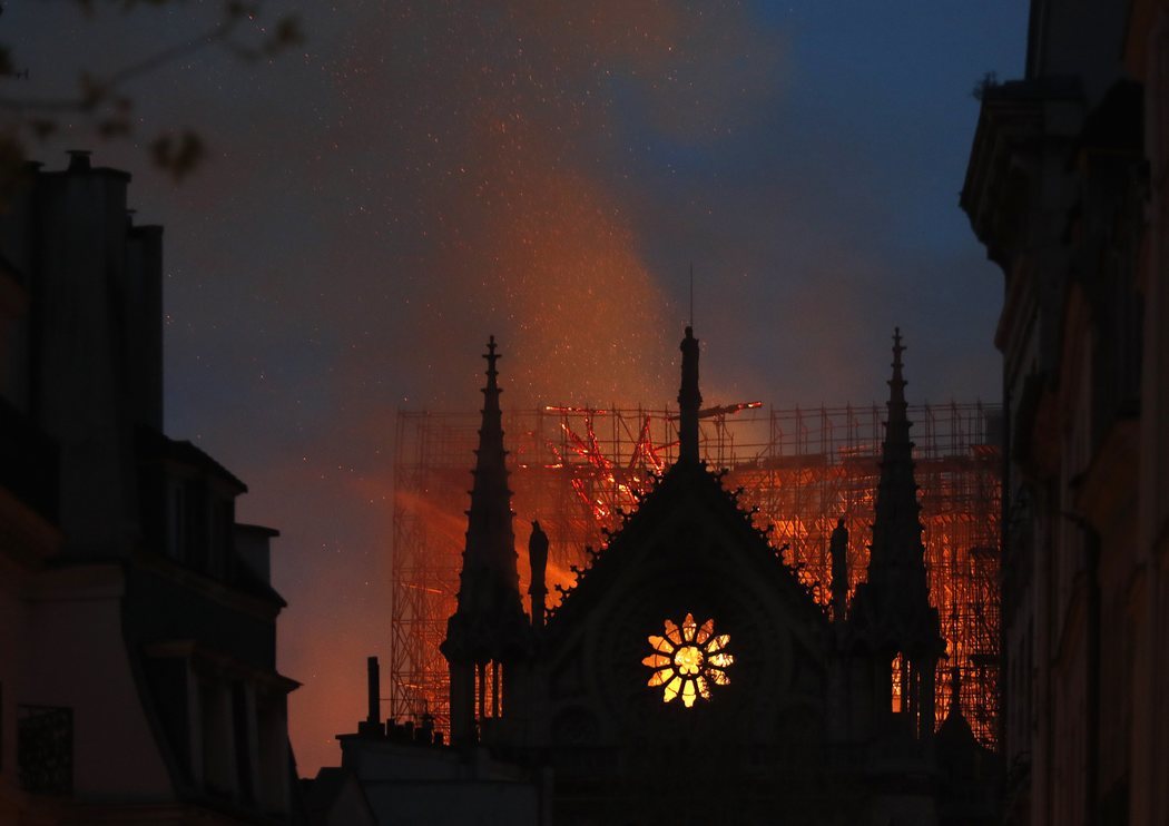 La catedral de Notre Dame resistió ante el incendio