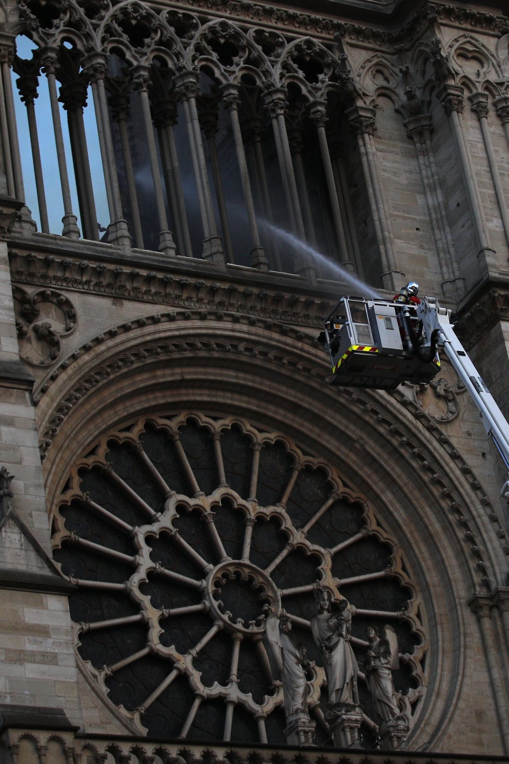Los bomberos dan por sofocado el incendio de Notre Dame