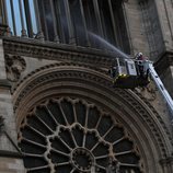 Los bomberos dan por sofocado el incendio de Notre Dame