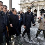 Silvio Berlusconi visita Venecia en mitad de las inundaciones