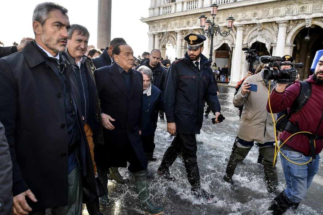 Silvio Berlusconi visita Venecia en mitad de las inundaciones