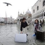 Los turistas en Venecia tienen que hacer frente a las inundaciones