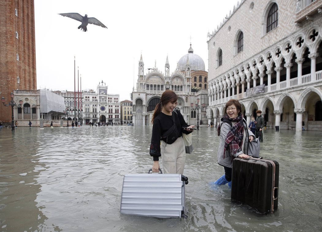 Los turistas en Venecia tienen que hacer frente a las inundaciones