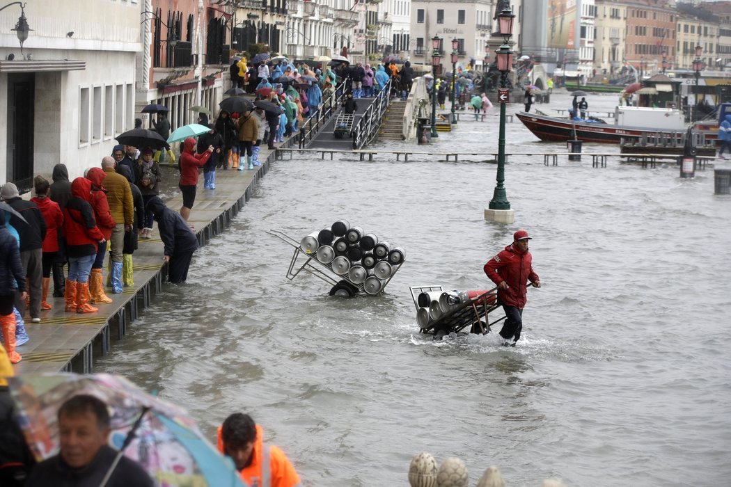 Venecia atraviesa la peor inundaciones desde 1966