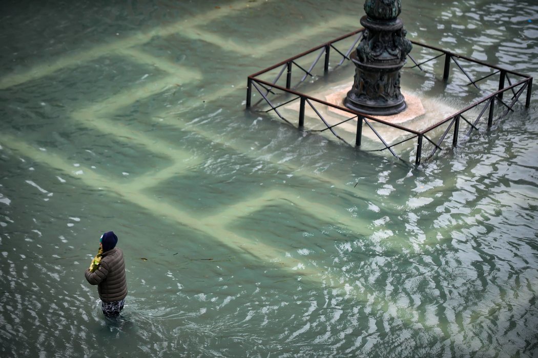 La plaza de San Marcos, en Venecia, anegada e irreconocible