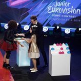 Melani ha entregado el regalo español a la representante de Macedonia del Norte en Eurovisión Junior 2019