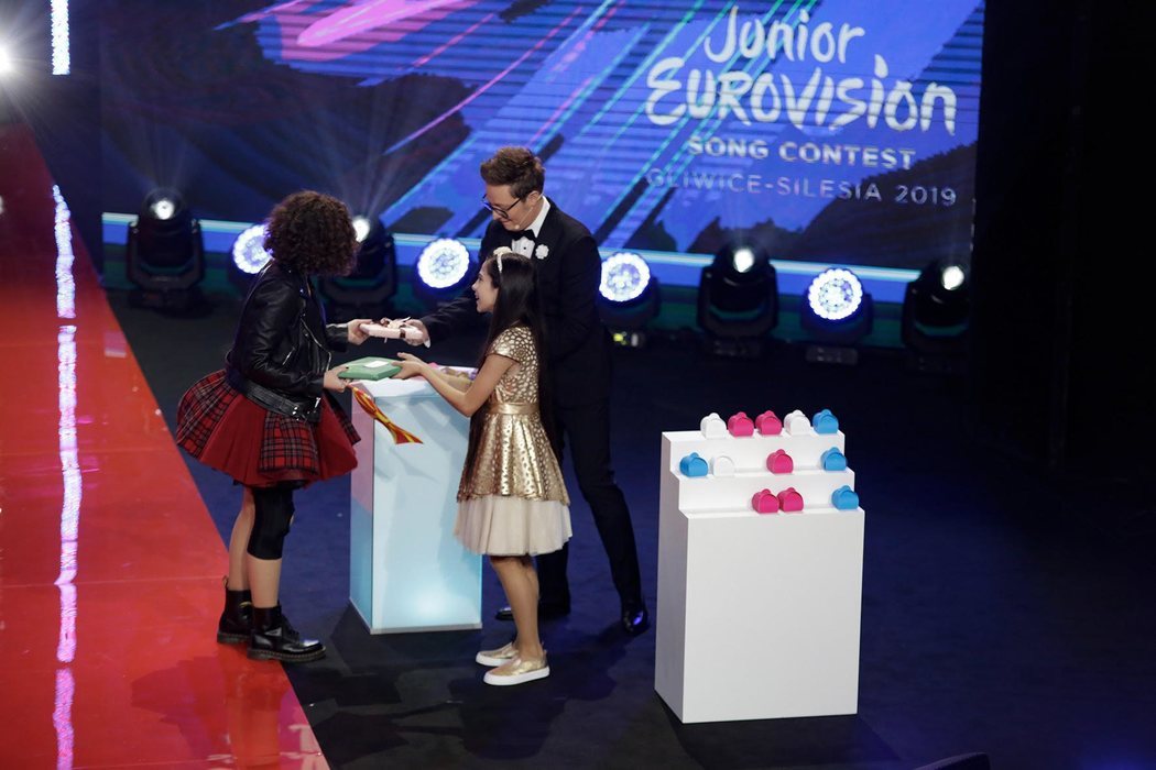 Melani ha entregado el regalo español a la representante de Macedonia del Norte en Eurovisión Junior 2019