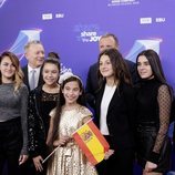 Melani y la delegación española en Eurovision Junior junto a Jon Ola Sand