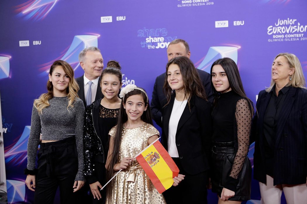 Melani y la delegación española en Eurovision Junior junto a Jon Ola Sand