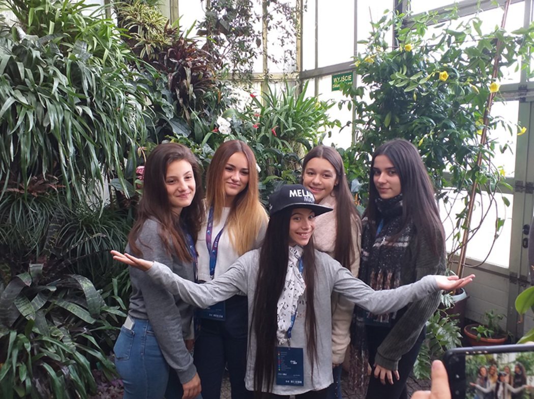 Melani junto a sus coristas en 'Palm House', preparada para el primer ensayo de Eurovisión Junior 2019