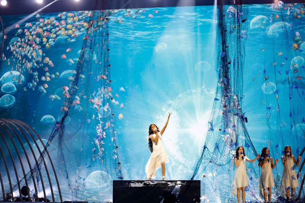 Melani y sus coristas con vestidos reciclados en el segundo ensayo de Eurovisión Junior 2019